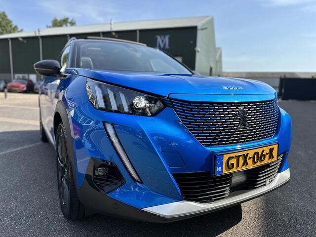Peugeot e-2008 EV GT Pack 50 kWh | 3-Fase Lader | Panoramadak | Virtual Dash | Vol Leder | Adaptieve Cruise | Camera | Stoelverwarming | Full Option | Rijklaar + 12 mnd BOVAG Garantie
