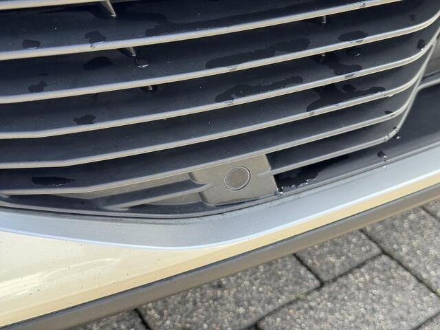 Peugeot e-2008 GT Pack 50 kWh 136PK Automaat Navigatie, Achteruitrijcamera, Keyless, Panoramadak, Alcantara, Stoelverwarming