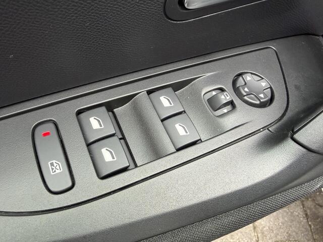 Peugeot e-2008 EV Active Pack 50 kWh | Camera | Carplay |