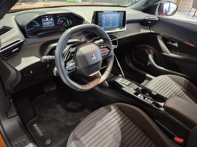 Peugeot e-2008 EV Active Pack 50 kWh 3-Fase | Navigatie | DAB | Climate Control | Cruise Control | Parkeersensoren Achter | Apple Carplay en Android Auto |