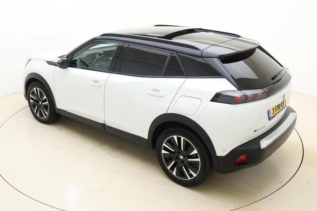 Peugeot e-2008 EV GT 50 kWh 3-Fase | Adaptive Cruise Control | Alcantara bekleding | Panorama dak | Keyless Entry & Start | Full LED | Stoelverwarming | Camera | Navigatie | 18'' LM Velgen | 1e Eigenaar