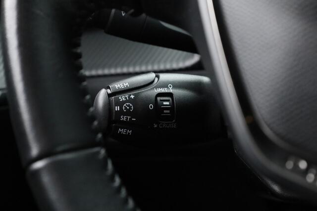 Peugeot e-2008 EV Allure Pack 50 kWh | Apple CarPlay & Android Auto | Clima | All Seasons | Cruise