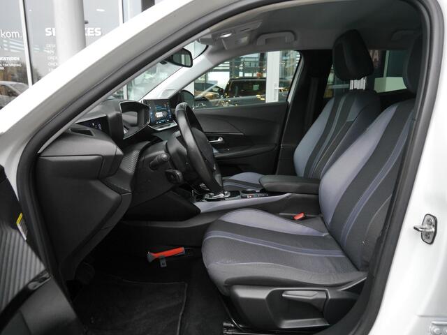 Peugeot e-2008 EV Allure 50 kWh | Adaptive cruise control | Navigatie | Achteruitrijcamera | Lichtmetalen velgen | 3 Fase | Extra getint glas | Keyless start | Stoelverwarming