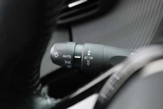 Peugeot e-2008 EV Active 50 kWh | Navi | Apple CarPlay | Cruise | LED | Clima | All Seasons