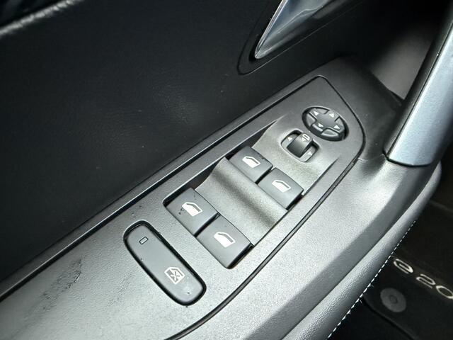 Peugeot e-2008 BWJ 2020 EV Allure 136 PK 50 kWh FULL LED | STOELVERW. | HALD LEDER | ADAPTIVE CRUISE | 360 CAMERA | CARPLAY + ANDROID | NAVI | CLIMA | LMV | PDC