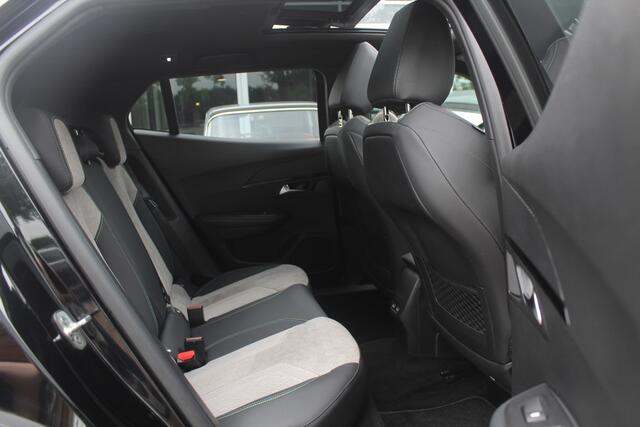 Peugeot e-2008 EV GT 50 kWh / Panoramadak / Camera / Virtual Cockpit / Half leder / 18'' / Navigatie / Keyless / Cruise Control / Dodehoek detectie