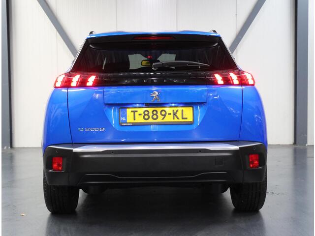 Peugeot e-2008 Allure Pack 50kWh 136PK | 1ste eigenaar | AppleCarplay/Android Auto | Armsteun | 17"LMV | Camera | AUTOMAAT | Keyless | Cruise Control | Climate Control | FULL LED | Isofix | Parkeersensoren |Privacy Glass |