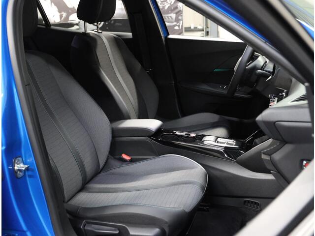 Peugeot e-2008 Allure Pack 50kWh 136PK | 1ste eigenaar | AppleCarplay/Android Auto | Armsteun | 17"LMV | Camera | AUTOMAAT | Keyless | Cruise Control | Climate Control | FULL LED | Isofix | Parkeersensoren |Privacy Glass |