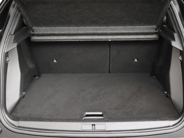 Peugeot e-2008 EV GT 50 kWh SoH 94,1% | Camera | ACC | Panoramadak | Lederen Bekleding!