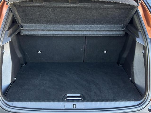 Peugeot e-2008 EV GT 50 kWh | Adaptive Cruise Control | Stoelverwarming | Panoramadak | Climate Control | Parkeercamera/-sensoren | Apple Carplay/Android Auto | Sfeerverlichting | Full LED | Keyless Entry/Start | Navigatie |