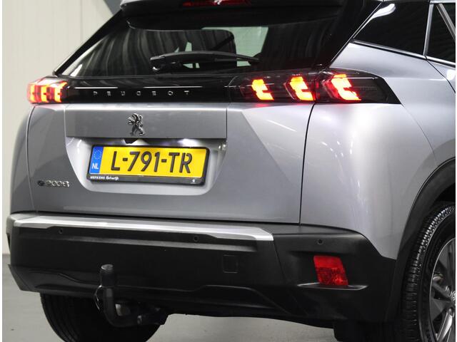 Peugeot e-2008 EV Blue Lease Active 50 kWh 136PK | 1ste eigenaar | AppleCarPlay/AndroidAuto | Armsteun | Climate Control | Cruise Control | Camera | FULL LED | Navigatie | LMV | Parkeersensoren | Trekhaak | Isofix |
