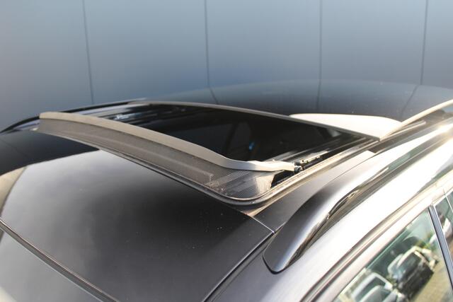 Peugeot e-2008 EV GT Pack 50 kWh | Incl. 12 maanden garantie | Voorstoelen verwarmd | Cruise control | Panorama dak | Airco | Navigatie | Dodehoekdetectie | DAB | Lichtmetalen velgen | Achteruitrijcamera | Parkeersensoren | Climate control | Zwarte hemelbekleding