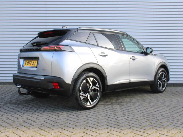 Peugeot e-2008 EV GT 54 kWh | Trekhaak | Stoelverwarming + massage | Camera | Cruise adapt. | Navi | 17" LM | Warmtepomp | LED | Zeer nette auto |