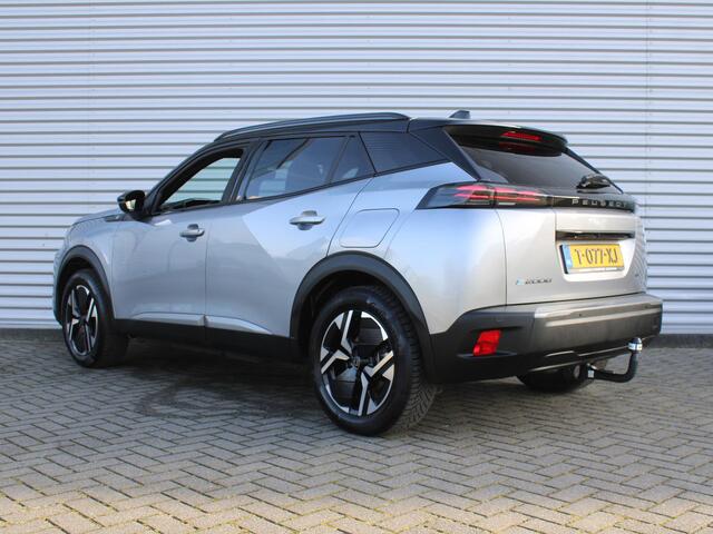 Peugeot e-2008 EV GT 54 kWh | Trekhaak | Stoelverwarming + massage | Camera | Cruise adapt. | Navi | 17" LM | Warmtepomp | LED | Zeer nette auto |