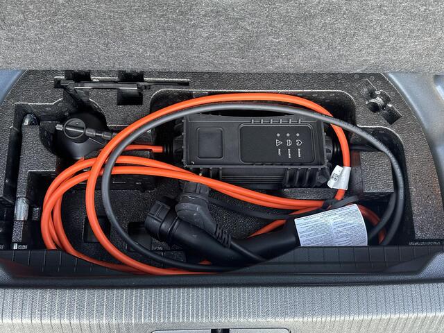 Peugeot e-2008 EV GT Pack 50 kWh SOH 90% | 3-Fase boordlader | Warmtepomp | Open Panoramadak | Camera | Stoelverwarming | Adaptieve Cruise Control | Full Option | Dealeronderhouden | Inclusief 12 mnd BOVAG garantie |