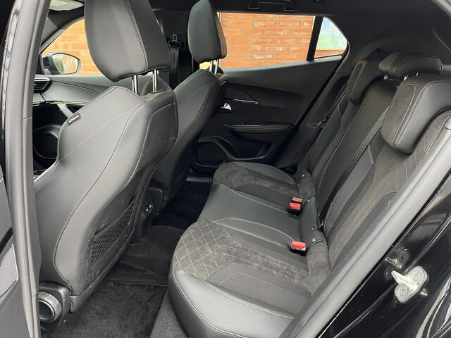 Peugeot e-2008 EV GT Pack 50 kWh | Schuifdak | Stoelverwarming | Keyless | Trekhaak afneembaar |