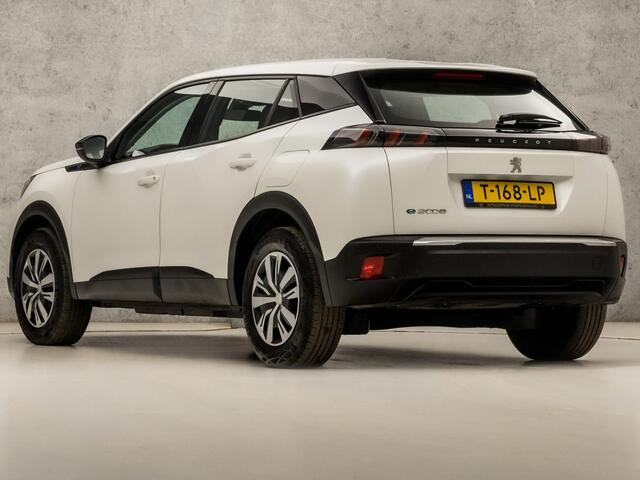 Peugeot e-2008 EV Sport 50 kWh Automaat (APPLE CARPLAY, PARELMOER, PARKEERSENSOREN, CRUISE, SPORTSTOELEN, KEYLESS, NIEUWE APK, NIEUWSTAAT)