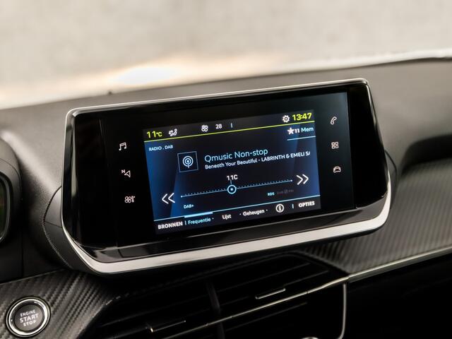 Peugeot e-2008 EV Sport 50 kWh Automaat (APPLE CARPLAY, PARELMOER, PARKEERSENSOREN, CRUISE, SPORTSTOELEN, KEYLESS, NIEUWE APK, NIEUWSTAAT)