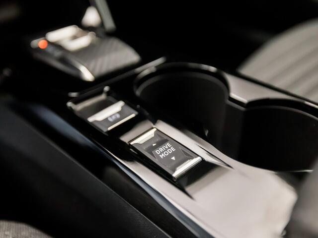 Peugeot e-2008 EV Sport 50 kWh Automaat (APPLE CARPLAY, PARELMOER, PARKEERSENSOREN, CRUISE, SPORTSTOELEN, KEYLESS, NIEUWE APK, NIEUWSTAAT)