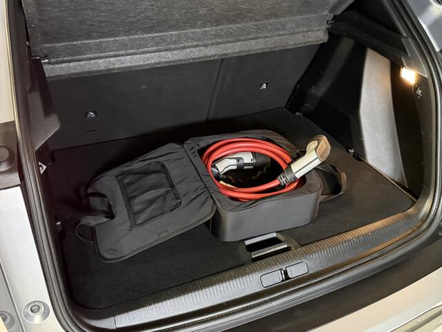 Peugeot e-2008 EV Allure 50 kWh | SOH 99% | Draadloze lader | Stoelverwarming | Dealeronderhouden