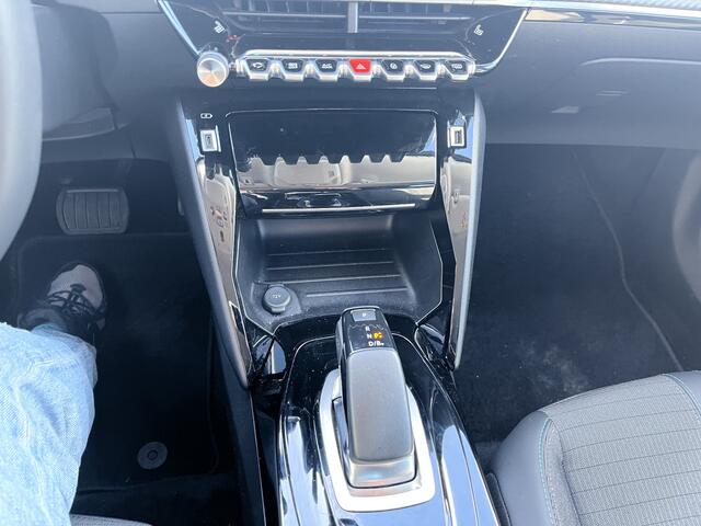 Peugeot e-2008 EV Allure Pack 50 kWh LMV / Stoelverwarming / Led / Clima / camera