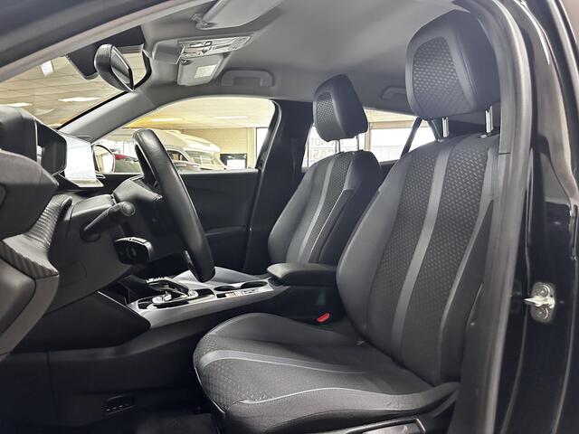 Peugeot e-2008 EV Allure 50 kWh/ Virtual Cockpit/ 17'' LMV/ Camera/ Keyless/ Apple + Android/ Voorruitverw./ LED Koplampen/ PDC V+A/ Navi/ Clima/ Cruise/ Bluetooth/ Multi. LEDER. Stuur.