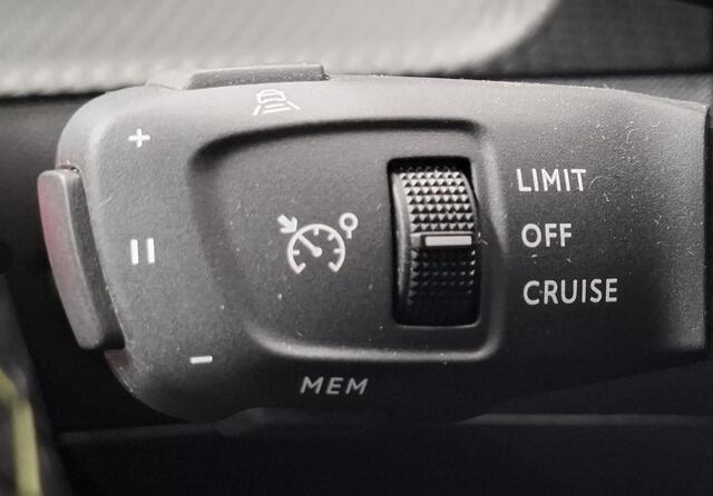 Peugeot e-2008 EV GT Avantage 54 kWh 360 camera / navigatie / lage km stand