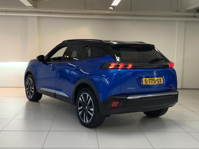 Peugeot e-2008 EV GT 50kWh 136pk 3-FASE SOH 99,8% | Alcantara | Navigatie | Elektrisch bedienbare bestuurdersstoel | Stoelverwarming | Warmtepomp | Achteruitrijcamera