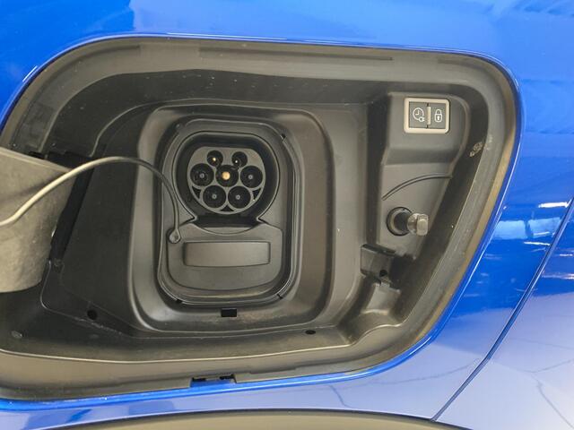 Peugeot e-2008 EV GT 50kWh 136pk 3-FASE SOH 99,8% | Alcantara | Navigatie | Elektrisch bedienbare bestuurdersstoel | Stoelverwarming | Warmtepomp | Achteruitrijcamera