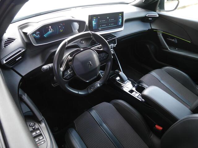 Peugeot e-2008 EV GT 50 kWh | Lage km.stand | Achteruitrijcamera | Stoelverwarming | Full led verlichting | Digitale cockpit | 18 inch lichtmetalen velgen | Extra getint glas