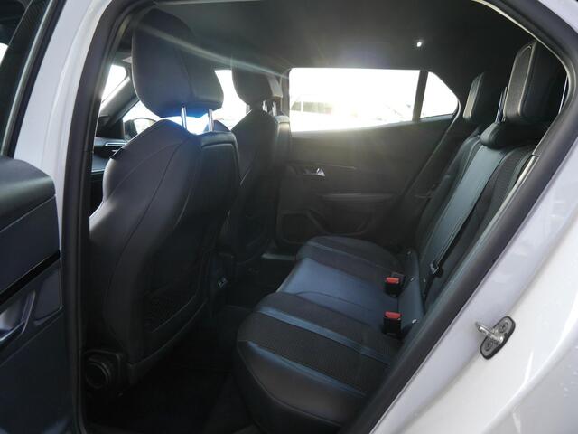 Peugeot e-2008 EV GT 50 kWh | Lage km.stand | Achteruitrijcamera | Stoelverwarming | Full led verlichting | Digitale cockpit | 18 inch lichtmetalen velgen | Extra getint glas