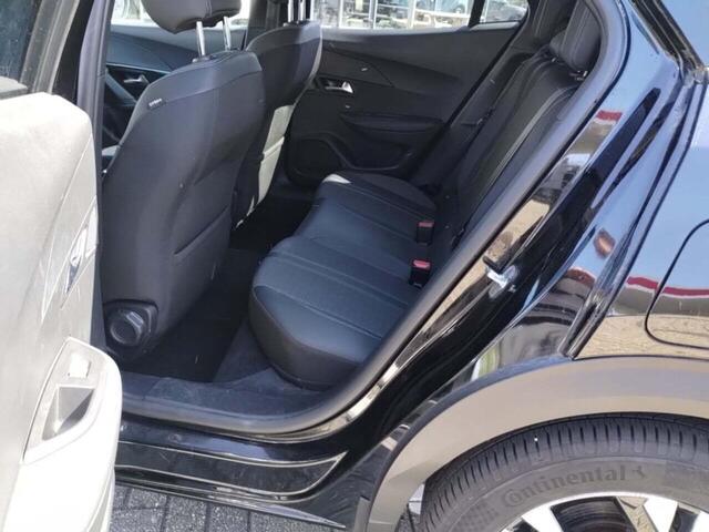 Peugeot e-2008 EV Allure Pack 50 kWh | 27.500 | Navigatie | Achteruitrij Camera |