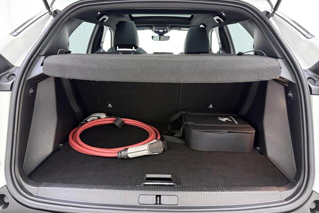 Peugeot e-2008 EV GT Pack 50 kWh SOH 91,25% l 1e Eigenaar l Alcantara l Schuif-Kanteldak l Full-LED l Apple Carplay & Android Auto l DAB l Bluetooth l Keyless l Navigatie