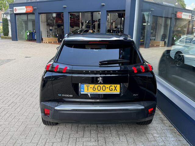 Peugeot e-2008 EV GT Pack 136 PK 50kw/h | Schuif-Kanteldak | Stoelverwarming | FULL LED koplampen | Achteruitrij-Camera | Adaptieve Cruisecontrol | Alcantara Bekleding | Navigatie en Apple caprplay en Android auto |