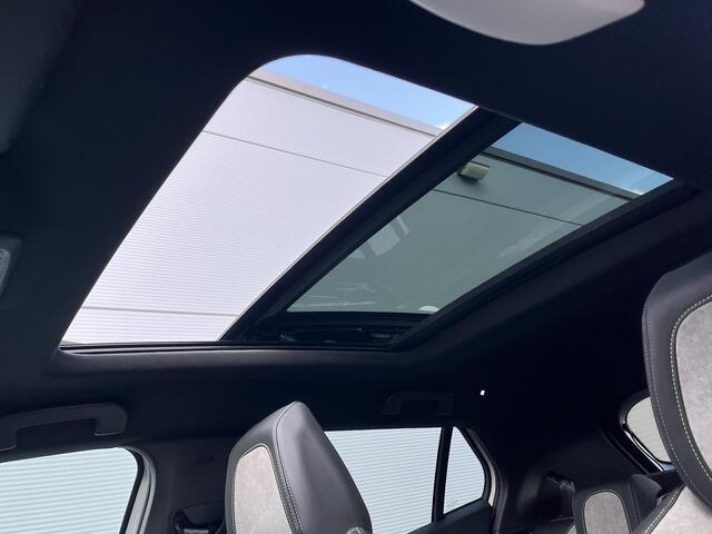 Peugeot e-2008 EV GT-Pack 50 kWh - Schuif/kanteldak | CarPlay | 360 camera | Stoelverw.