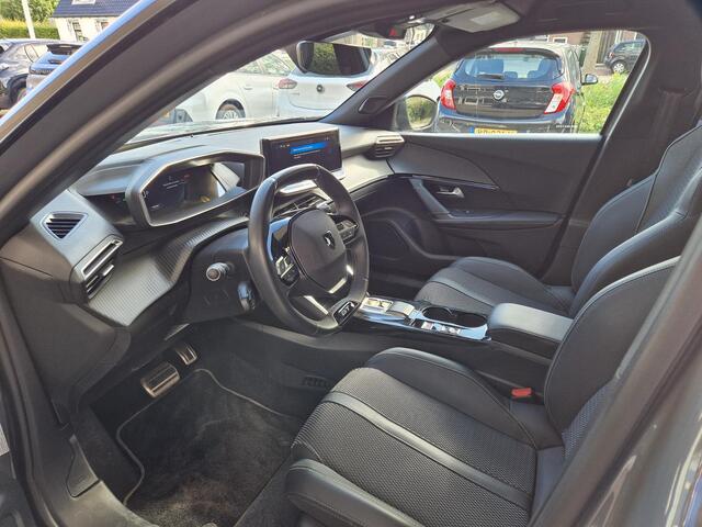 Peugeot e-2008 EV GT 50 kWh | Climate & Cruise Control | Achteruitrijd Camera | AppleCarplay/AndroidAuto |