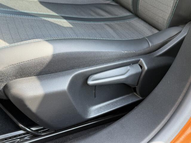 Peugeot e-2008 BWJ 2022 | EV 136PK Allure 50 kWh | LEDER/STOF | CLIMA | NAVI | CAMERA A | CARPLAY | PRIVACY GLASS | PDC |