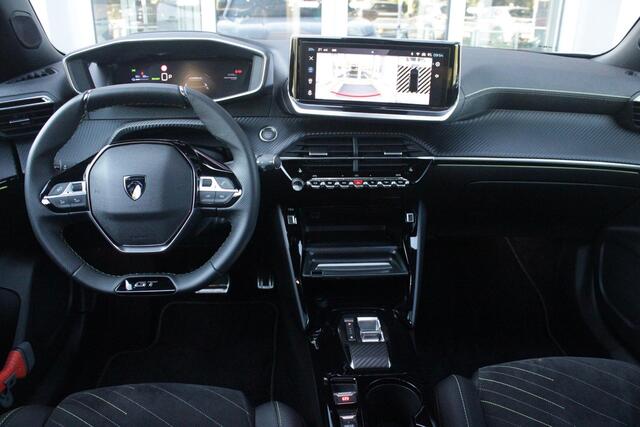 Peugeot e-2008 EV GT PACK 156PK 54 kWh | PANORAMISCH SCHUIF/KANTEL DAK | ALCANTARA EXECUTIVE INTERIOR INCL. VERWARMBARE VOORSTOELEN EN ELEKTRISCH VERSTELBARE BESTUURDERSSTOEL MET MASSAGE FUNCTIE | 18" LICHTMETALEN VELGEN "EVISSA" | VISION NAVIGATION & DRIVE ASSIST PLUS 