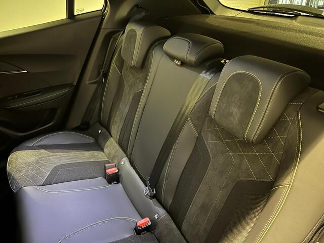 Peugeot e-2008 EV GT 50 kWh Climate Control | Elek. Verstelbare Stoelen + Geheugen & Verwarming | Full Map Navigatie | Apple Carplay / Android Auto | Camera | Parkeersensoren | Bekleding Half Leder / Alcantara