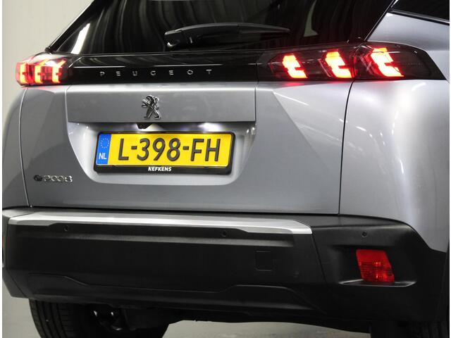 Peugeot e-2008 EV Blue Lease Allure 50 kWh 136PK | 1ste eigenaar | AppleCarPlay/AndroidAuto | Climate Control | Adaptive Cruise Control | Camera | Keyless | FULL LED | LMV | Parkeersensoren | Privacy Glass | Isofix | DAB Radio |