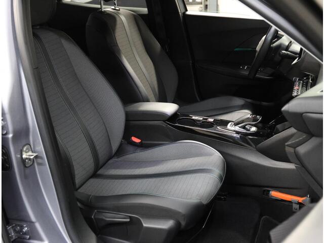 Peugeot e-2008 EV Blue Lease Allure 50 kWh 136PK | 1ste eigenaar | AppleCarPlay/AndroidAuto | Climate Control | Adaptive Cruise Control | Camera | Keyless | FULL LED | LMV | Parkeersensoren | Privacy Glass | Isofix | DAB Radio |