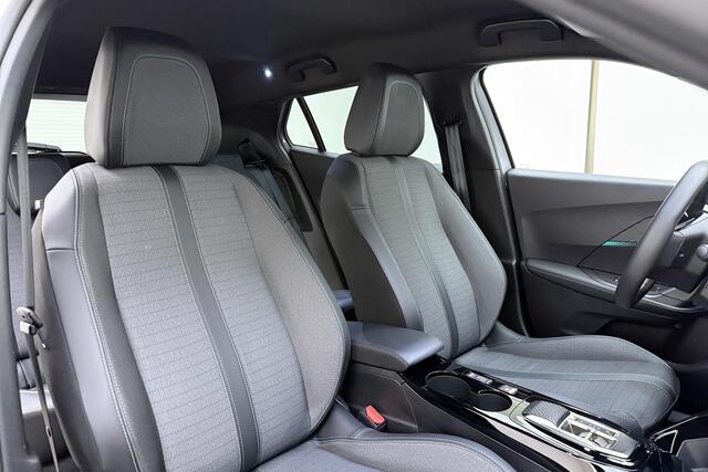 Peugeot e-2008 EV Allure 50 kWh 100% SOH l Apple Carplay/Android Auto l Bluetooth l DAB l Cruise Control l Climate Control l Navigatie l Lichtmetalen Velgen l PDC Achter