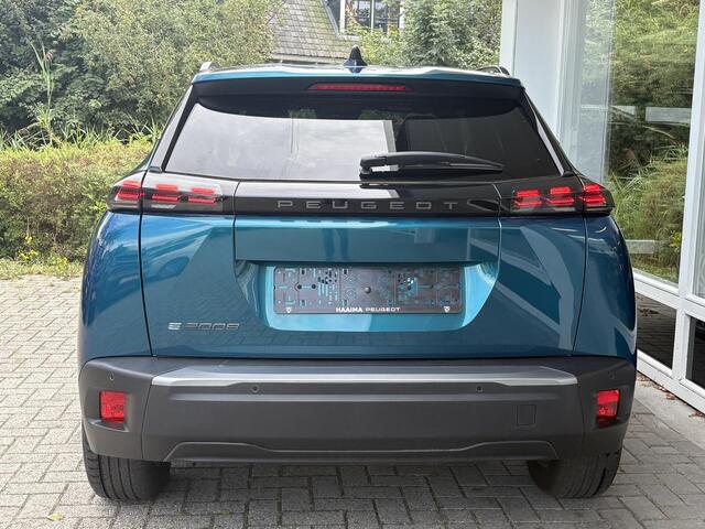Peugeot e-2008 EV Allure 54 kWh | tot 406km WLTP range | Parkeersensoren voor + achter | Draadloos Apple Carplay/Android Auto | Cruise Control | Privacy Glass