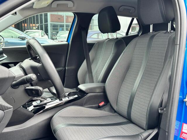 Peugeot e-2008 BWJ 2021 EV Allure 136 PK Pack 50 kWh FULL LED | HALF LEDER | ADAPTIVE CRUISE | CAMERA | KEYLESS | NAVI | CLIMA | CARPLAY + ANDROID | LMV | PDC