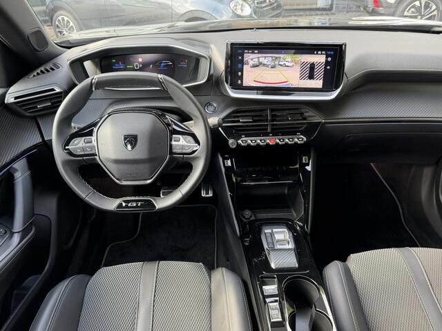 Peugeot e-2008 Elektrisch 100 %. * Zwart * GT * Navigatie * Voor en Achter Camera * Keyless Entry & Start Button * Adaptive Cruise Control * Dodehoekbewaking * Inclusief Eco Coach * Vingerhoets; Vierde Generatie Eersteklas Service. Al meer dan 100 jaar een begrip in de Brabantse Kempen