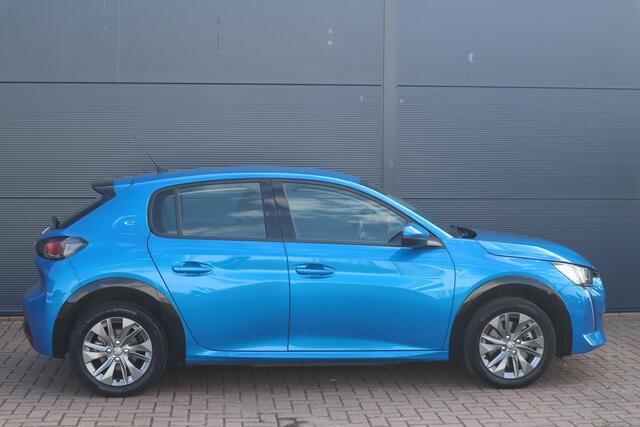 Peugeot e-208 EV Allure Première 50 kWh | Navigatie | Camera | 8% Bijtelling | Climate control | Lichtmetalen velgen | Keyless