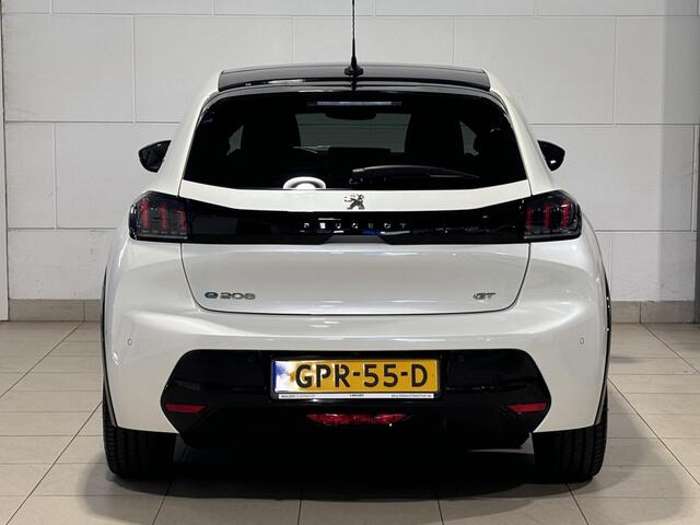 Peugeot e-208 5-deurs GT EV 3-FASEN 50kWh 136pk AUTOMAAT | PANODAK | NAVI | STOELVERW. | CAMERA | DODEHOEKBEW. | BLACK DIAMOND | DAB+ | LM-VELGEN 17" |