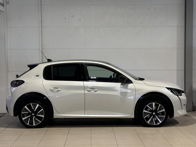 Peugeot e-208 5-deurs GT EV 3-FASEN 50kWh 136pk AUTOMAAT | PANODAK | NAVI | STOELVERW. | CAMERA | DODEHOEKBEW. | BLACK DIAMOND | DAB+ | LM-VELGEN 17" |