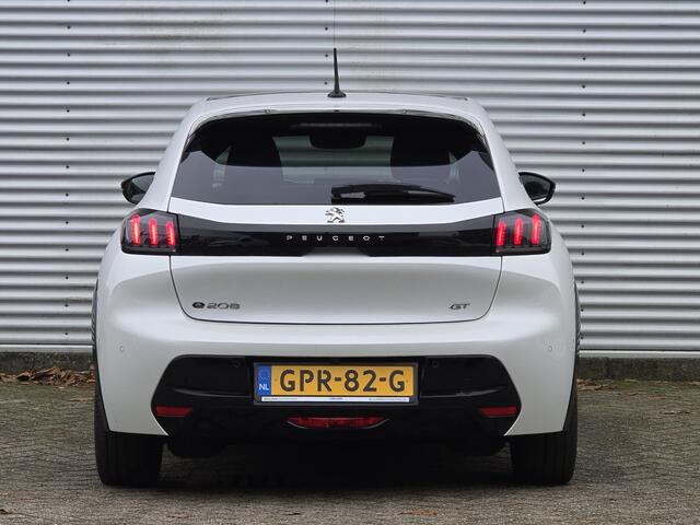 Peugeot e-208 5-deurs GT EV 3-FASEN 50kWh 136pk AUTOMAAT | PANODAK | NAVI | STOELVERW. | ADAPTIVE CRUISE | CAMERA | DODEHOEKBEW. | DAB+ | LM-VELGEN 17" |