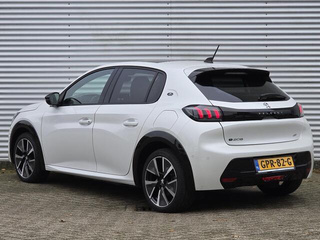 Peugeot e-208 5-deurs GT EV 3-FASEN 50kWh 136pk AUTOMAAT | PANODAK | NAVI | STOELVERW. | ADAPTIVE CRUISE | CAMERA | DODEHOEKBEW. | DAB+ | LM-VELGEN 17" |